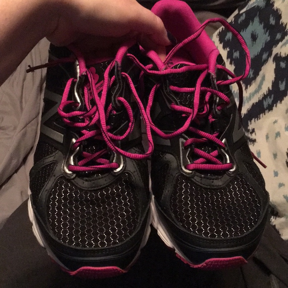 New Balance tennis shoes